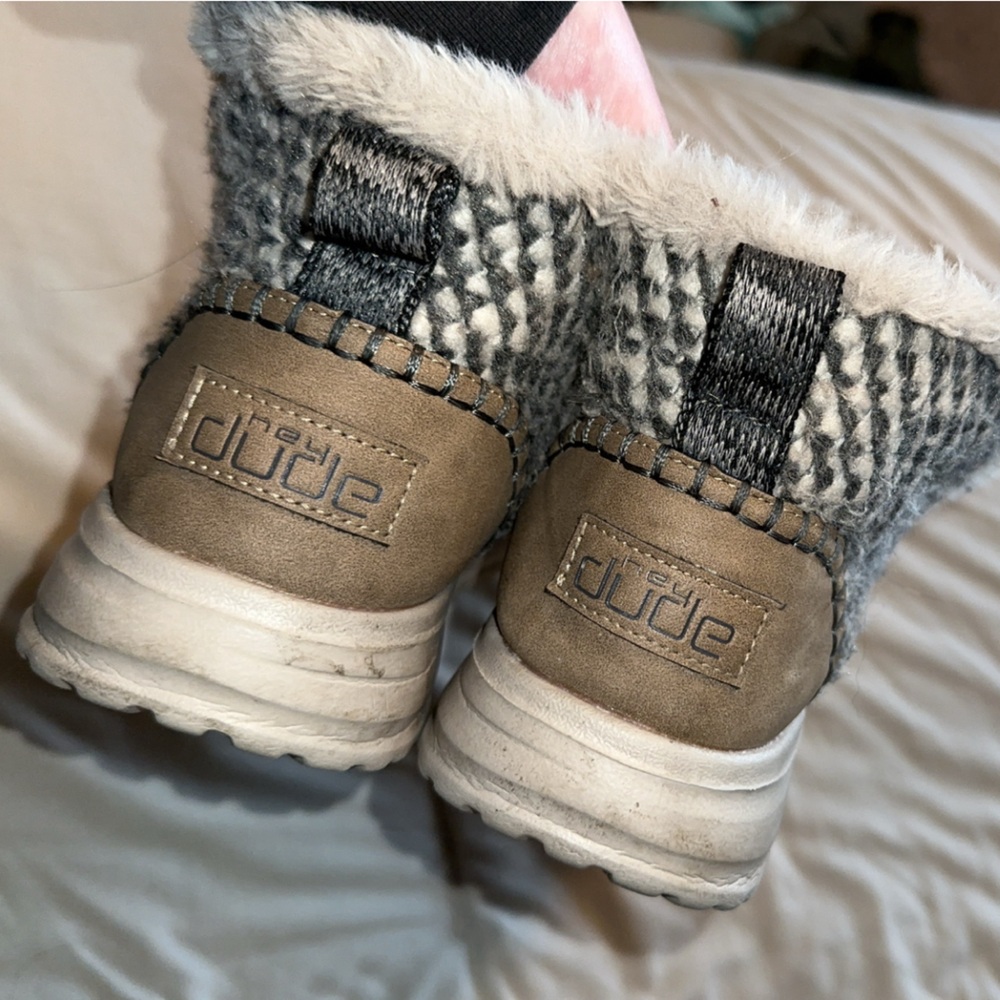 -Hey Dude
-Slipper-Boots
-Women’s 9